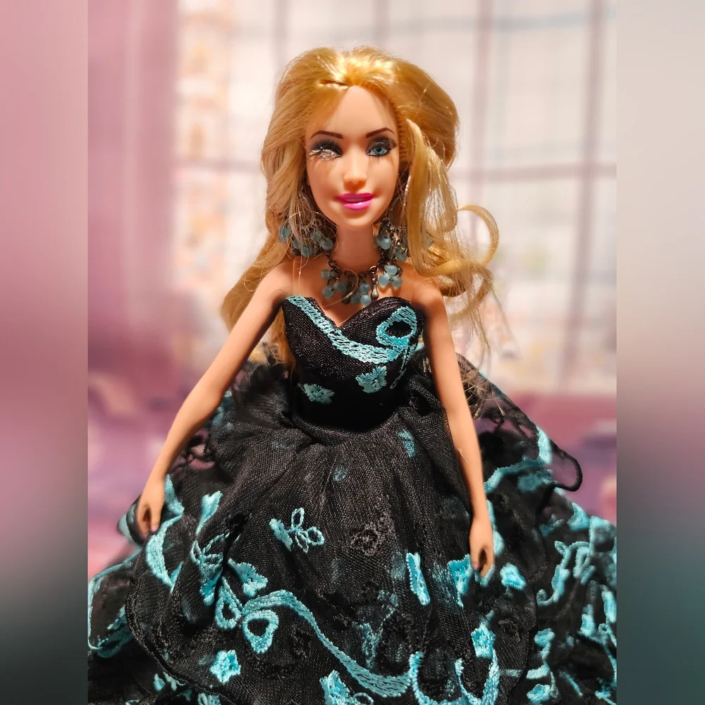 FASHIONISTA BARBIE DOLL FASHIONABLE GOWN, JEWELRY ACCESSORIE